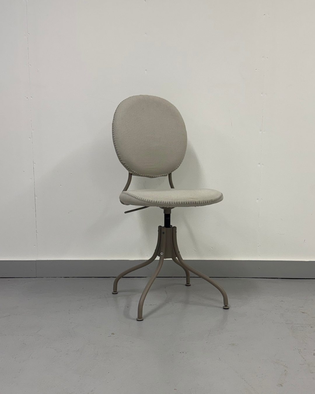 adjustable-grey-chair