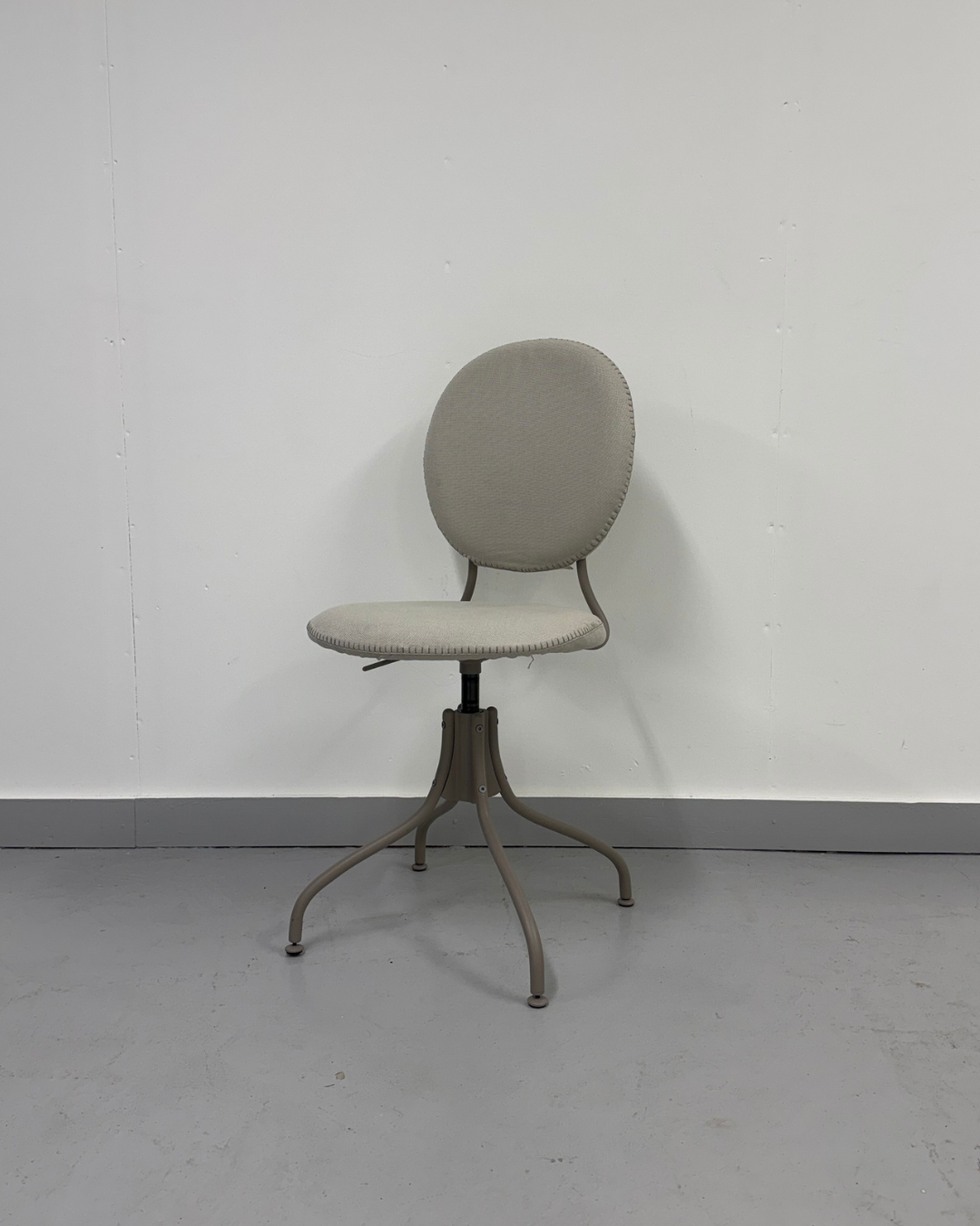 grey-adjustable-chair