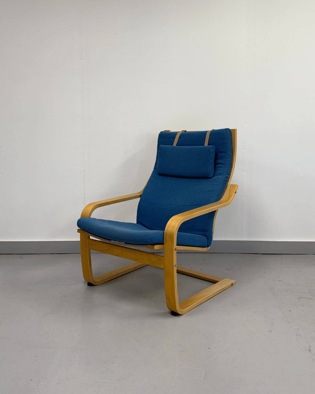 blue-lounge-chair